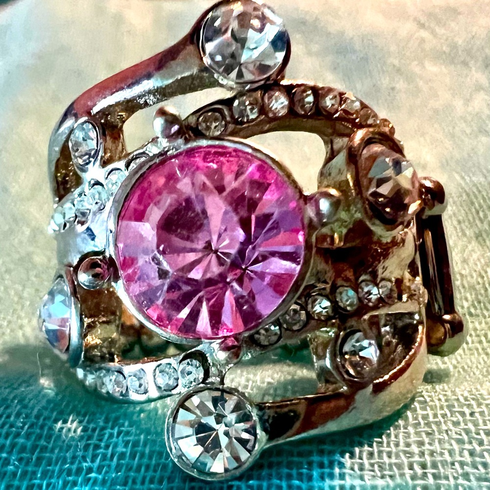 Pink is my fave - you? Expandable ring with bling and a pink center